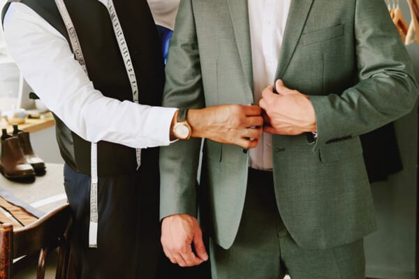Essayage et ajustement de costume de mariage homme à Cholet et alentours chez Mandin Boutique Costume de mariage homme à Cholet et alentours – – essayage personnalisé en boutique - Mandin Boutique