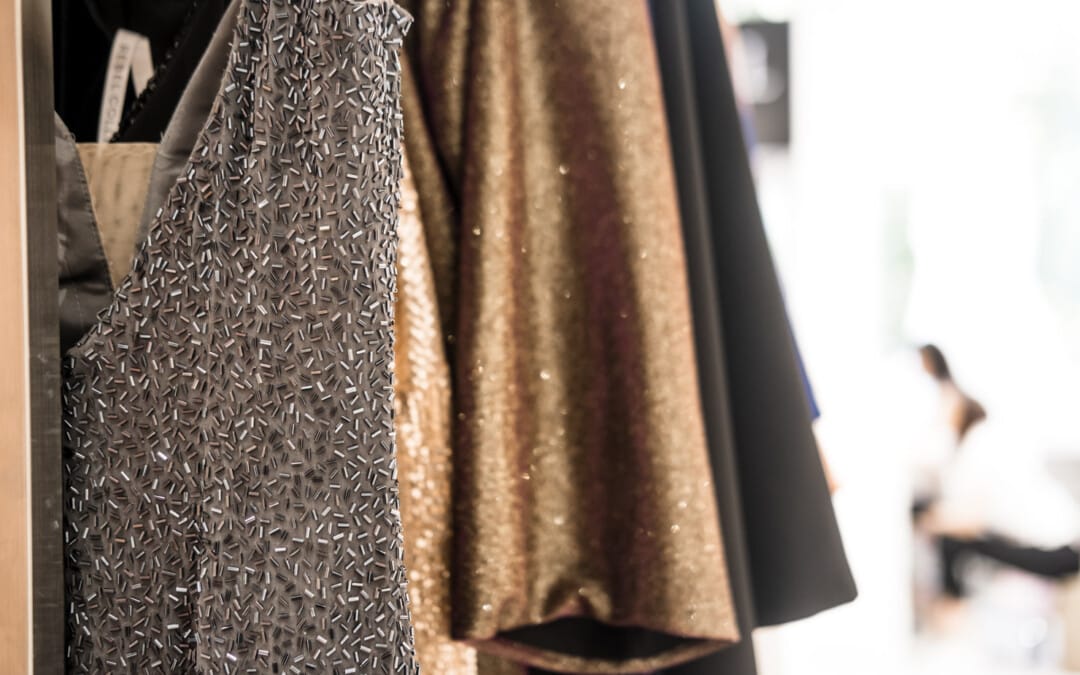 Portant de vêtements de fêtes pour femmes – robes, vestes et ensembles élégants disponibles chez Mandin Boutique à Roussay, entre Nantes et Cholet