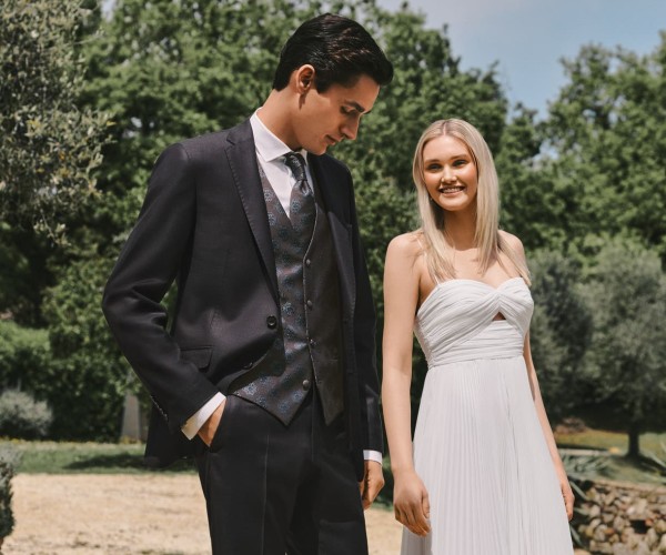 Costume de mariage homme à Cholet et alentours – tenue de cérémonie élégante signée Mandin Boutique Costume de mariage homme à Cholet et alentours – un marié élégant aux côtés de sa femme le jour de leur mariage, habillé par Mandin Boutique