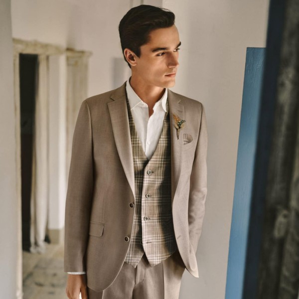 Costume beige, couleur tendance mariage 2025 – Mandin Boutique Couleur tendance mariage 2025 – costume beige pour homme - Mandin Boutique